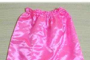 サテンのスカート