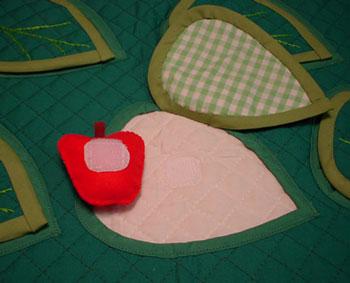 葉っぱの下にくっつける