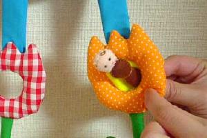 ちょうちょがチューリップをくぐります。